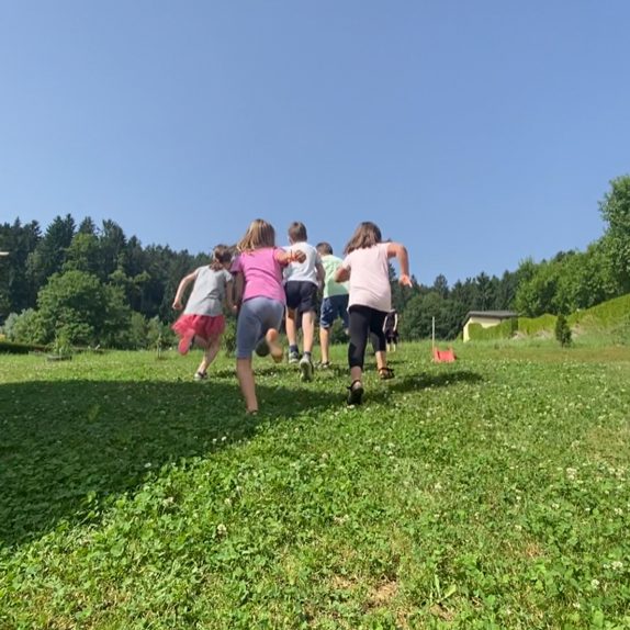 Kroki Schule, Kinder laufen, draußen, Schule in der Natur