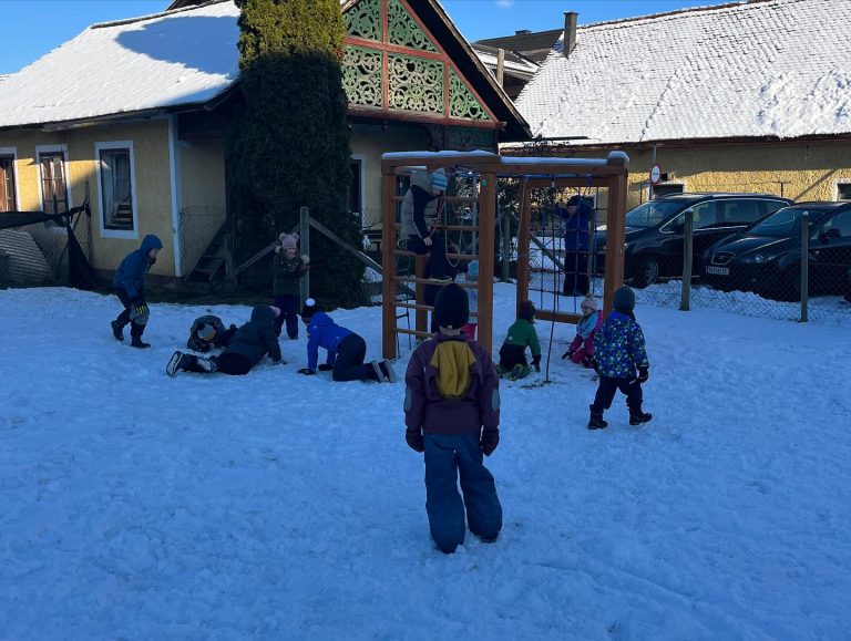 Spielen im Schnee in der Kroki Schule